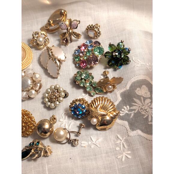 Lot of Vintage Gold Tone Clip On Screw Back Single Earrings - Picture 8 of 9